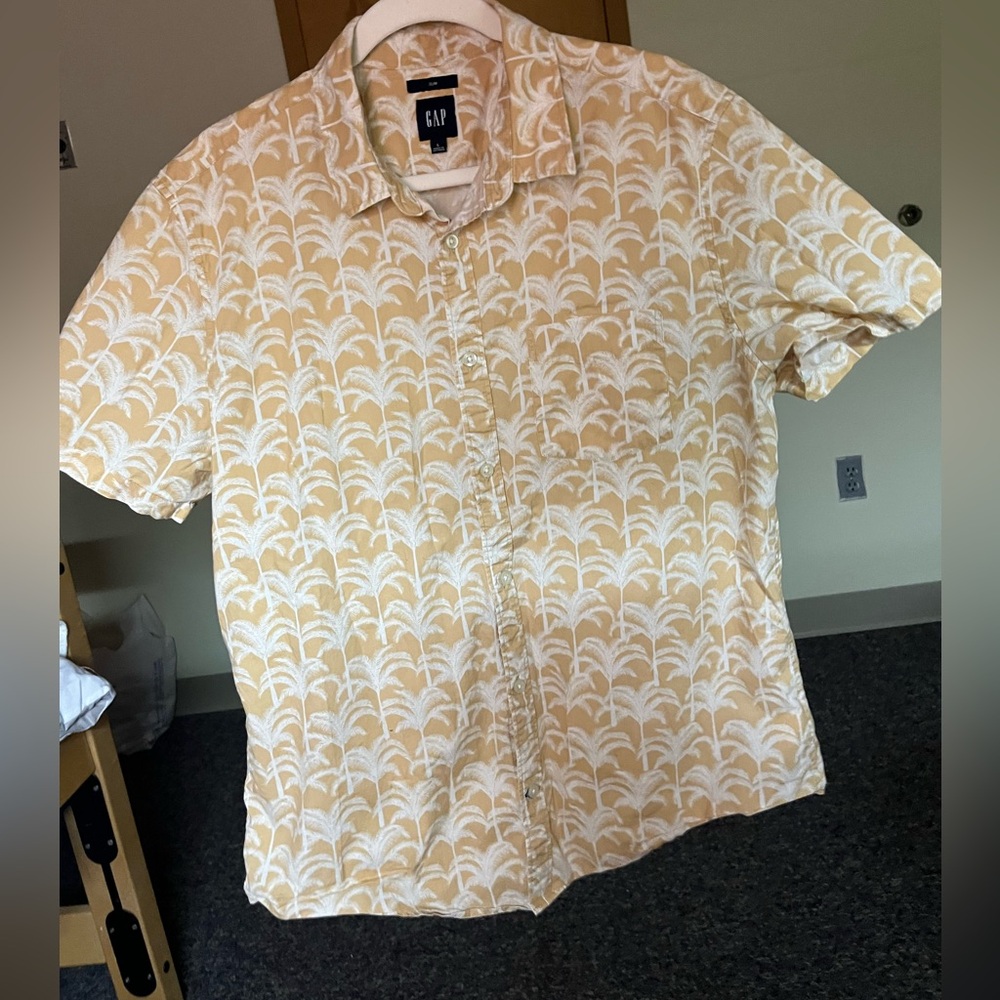 GAP size large slim fit button down Hawaiian dress shirt great for summer